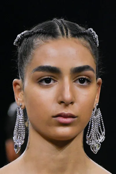 Look 16